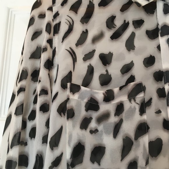 Collared, B&W leopard print blouse - Picture 4 of 4